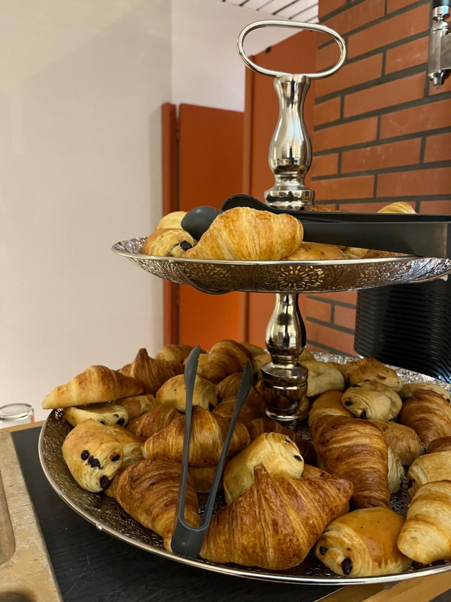 Hotel La Petite Auberge Шамбрето Экстерьер фото
