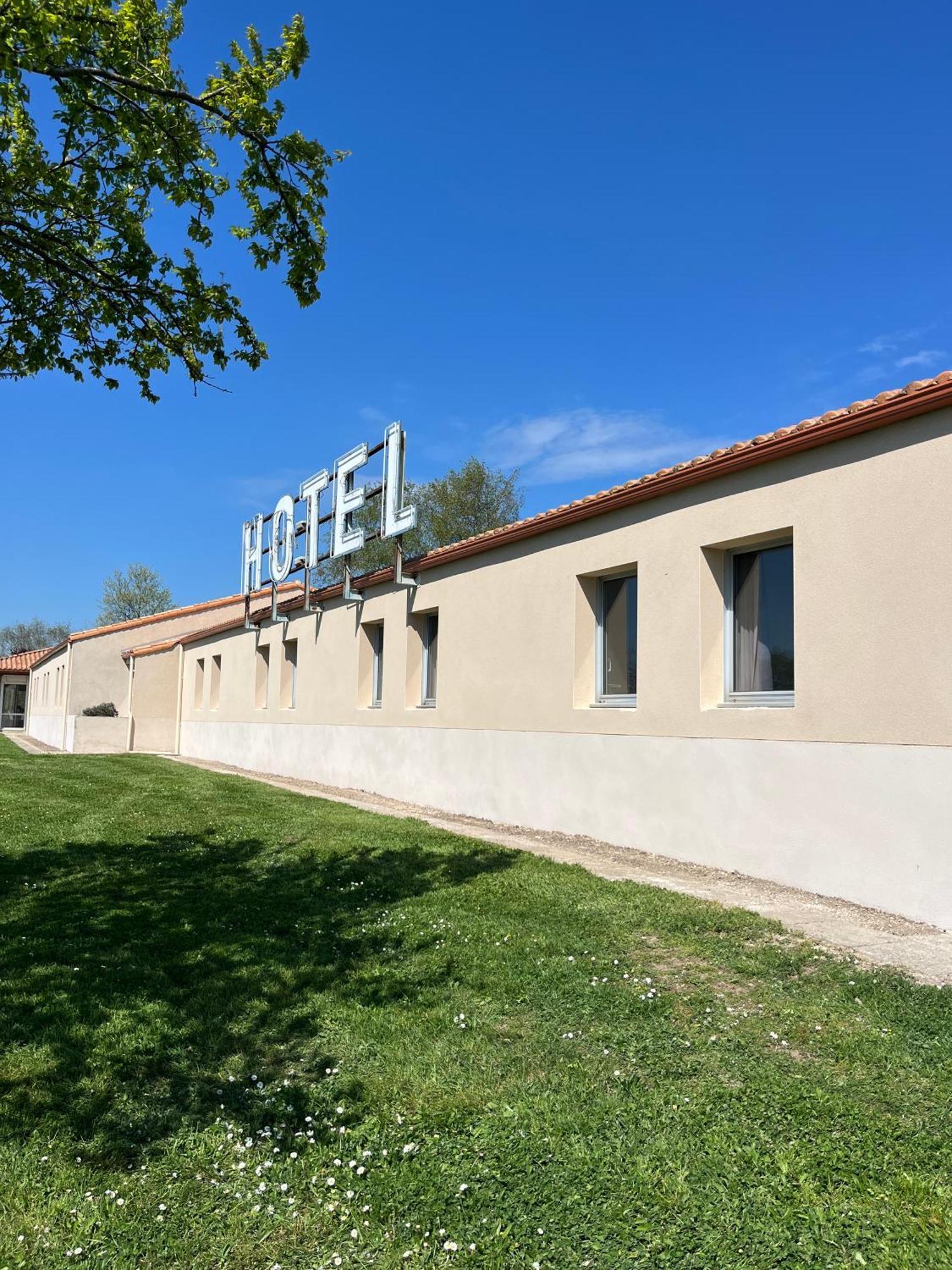 Hotel La Petite Auberge Шамбрето Экстерьер фото